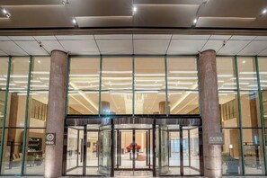 A hotel entrance with a revolving door, large glass windows, and a modern interior design. - Madison Hotel Huangshan Scenic Area North Gate (Huangshan City)