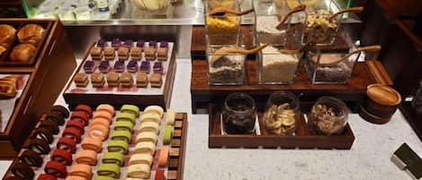Exhibición de pasteles y postres variados en una sección de pastelería.