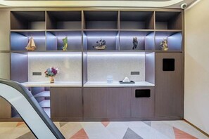 A modern interior with a built-in kitchen area featuring a countertop and a sink. - Madison Hotel Huangshan Scenic Area North Gate (Huangshan City)