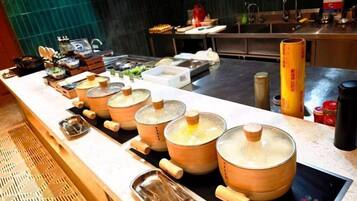 Una encimera de cocina con varias ollas y una balanza digital.
