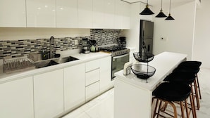 Coffee/tea maker, fridge, oven, stovetop