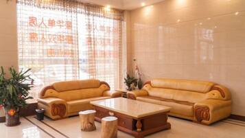 Una sala moderna con un conjunto de sofás, una mesa de centro y plantas decorativas.