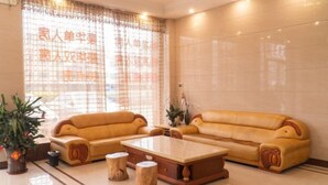 Uma sala de estar moderna com um sofá bege, uma mesa de centro de madeira e uma janela grande com cortinas decorativas.