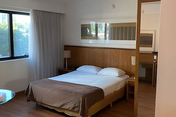 1 habitación, escritorio y espacio para trabajar con laptop 