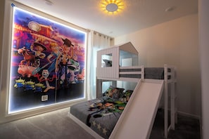 8 habitaciones, tabla de planchar con plancha, cuna de viaje y wifi 