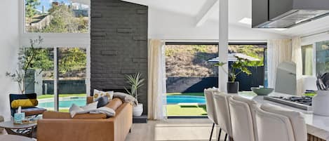 Een smart-tv, een open haard en boeken