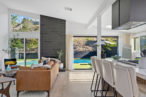 New Chic & Spacious, Pool, Hot Tub Pristine, Free Park,AC,Hike, Groups