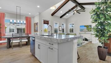 Frigorífico, microondas, horno y cafetera o tetera