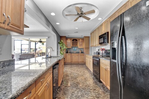 Pet Friendly Canal Front 3-Bedroom Grand Villa with Pool, Linai and Dock