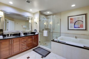 Jetted bath, hair dryer, towels, soap - MGM 29th floor Jacuzzi Penthouse Strip View with XL Balcony No Resort Fee (Las Vegas)
