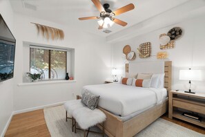4 bedrooms, iron/ironing board, travel crib, free WiFi - Unique Chique backyard! Games, pool & so much more! (Scottsdale)