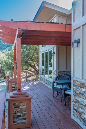 Outdoor dining - Stargazer Cottage Near Sedona • Pool • Hot Tub • King Bed (Cornville)