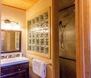 Shower, hair dryer, towels, soap - Stargazer Cottage Near Sedona • Pool • Hot Tub • King Bed (Cornville)