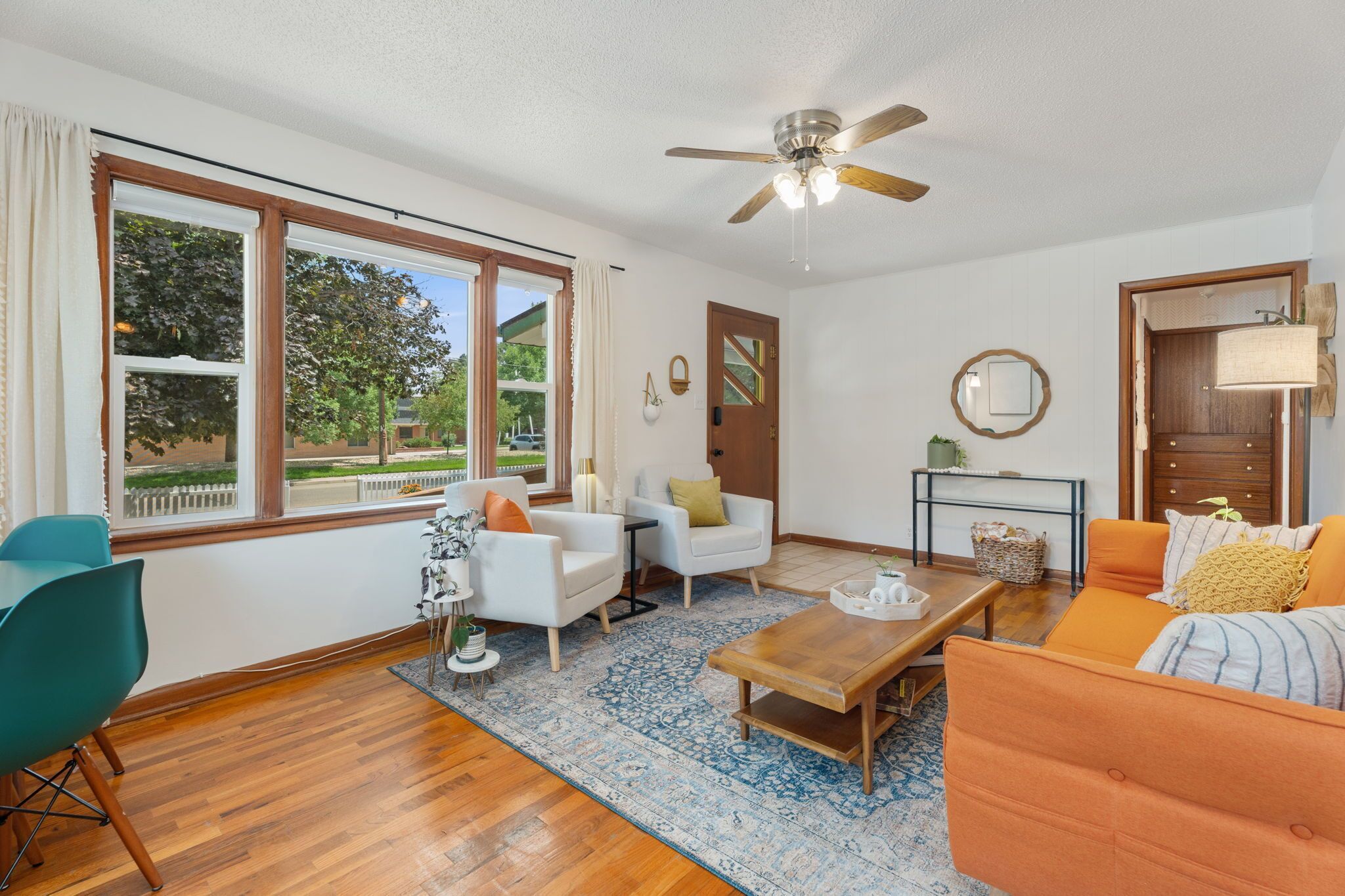 Smart TV, books, stereo, offices