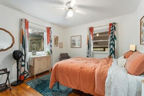 3 habitaciones, escritorio y tabla de planchar con plancha 