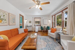 Smart TV, libros, estéreo y oficina 