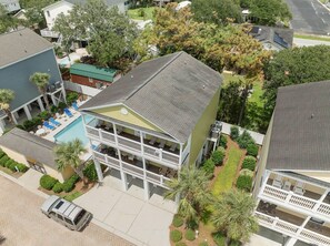 Un immeuble de deux étages doté d’un balcon, d’une piscine et d’un espace de stationnement.
