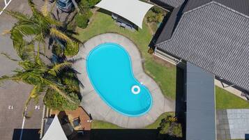 Utomhuspool och parasoller