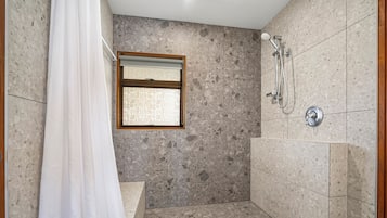 One-Bedroom | Bathroom | Free toiletries, hair dryer, towels, soap