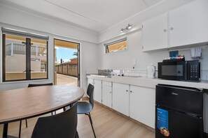 2 habitaciones, cortinas blackout y sistema de insonorización 