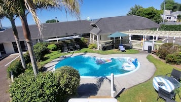 Una piscina al aire libre, sombrillas