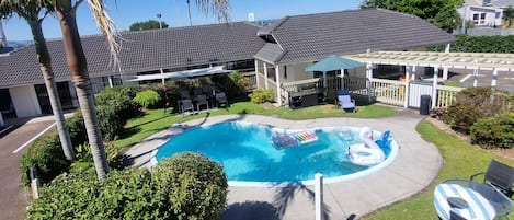 Udendørs pool, parasoller
