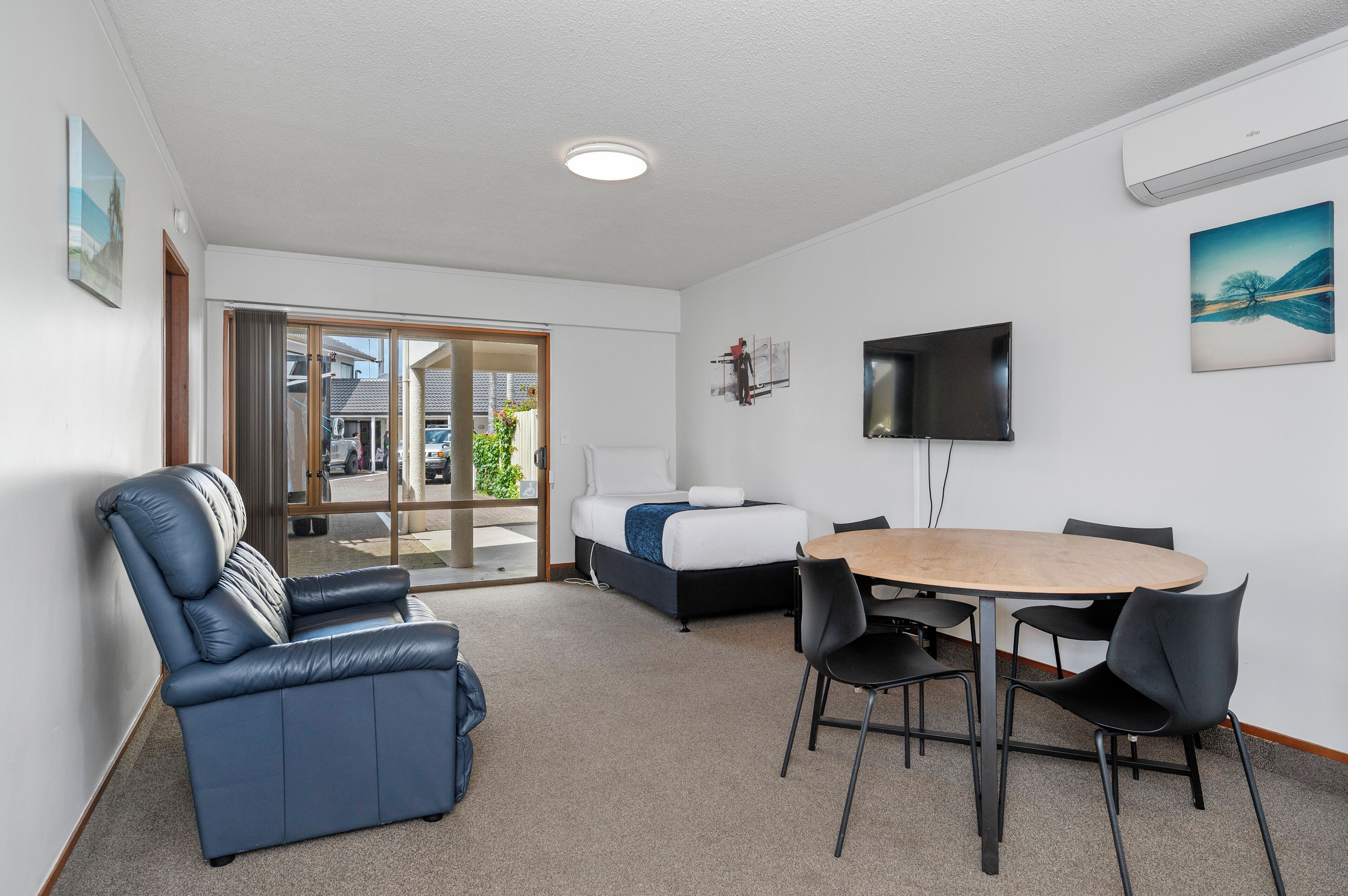 Standard-Suite, 1 Schlafzimmer (Accessible) | Wohnbereich | 40-Zoll-LED-Fernseher mit Digitalempfang, Netflix, Streaming-Dienste