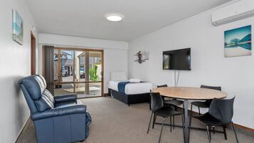 Standard-Suite, 1 Schlafzimmer (Accessible) | Wohnbereich | 40-Zoll-LED-Fernseher mit Digitalempfang, Netflix, Streaming-Dienste