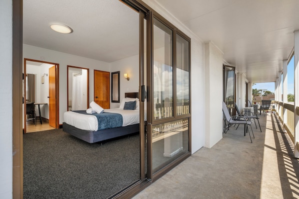 2 habitaciones, cortinas blackout y sistema de insonorización 