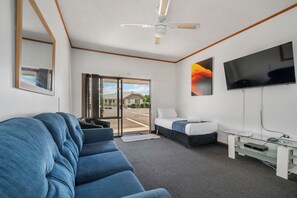 Suite familiar | Sala d'estar | Televisor LED de 40 polzades amb canals digitals i Netflix 