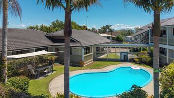 Una piscina al aire libre, sombrillas