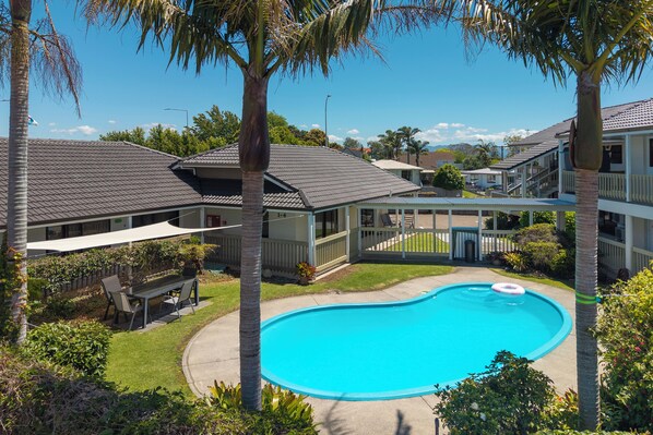 Outdoor pool, pool umbrellas - Summit Motor Lodge (Tauranga)