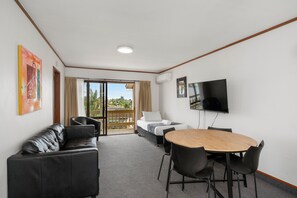 Suite estàndard | Sala d'estar | Televisor LED de 40 polzades amb canals digitals i Netflix 