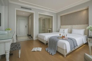 A hotel room with a bed, bedside table, and a desk with a chair. - Yiju Haoting Hotel (Shangri-La)