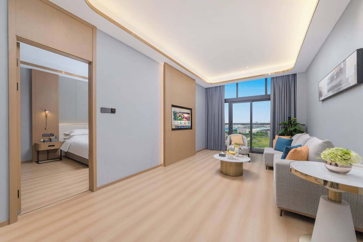 Suite Confort, balcón, vista a la ciudad | Cortinas blackout, insonorización y wifi gratis