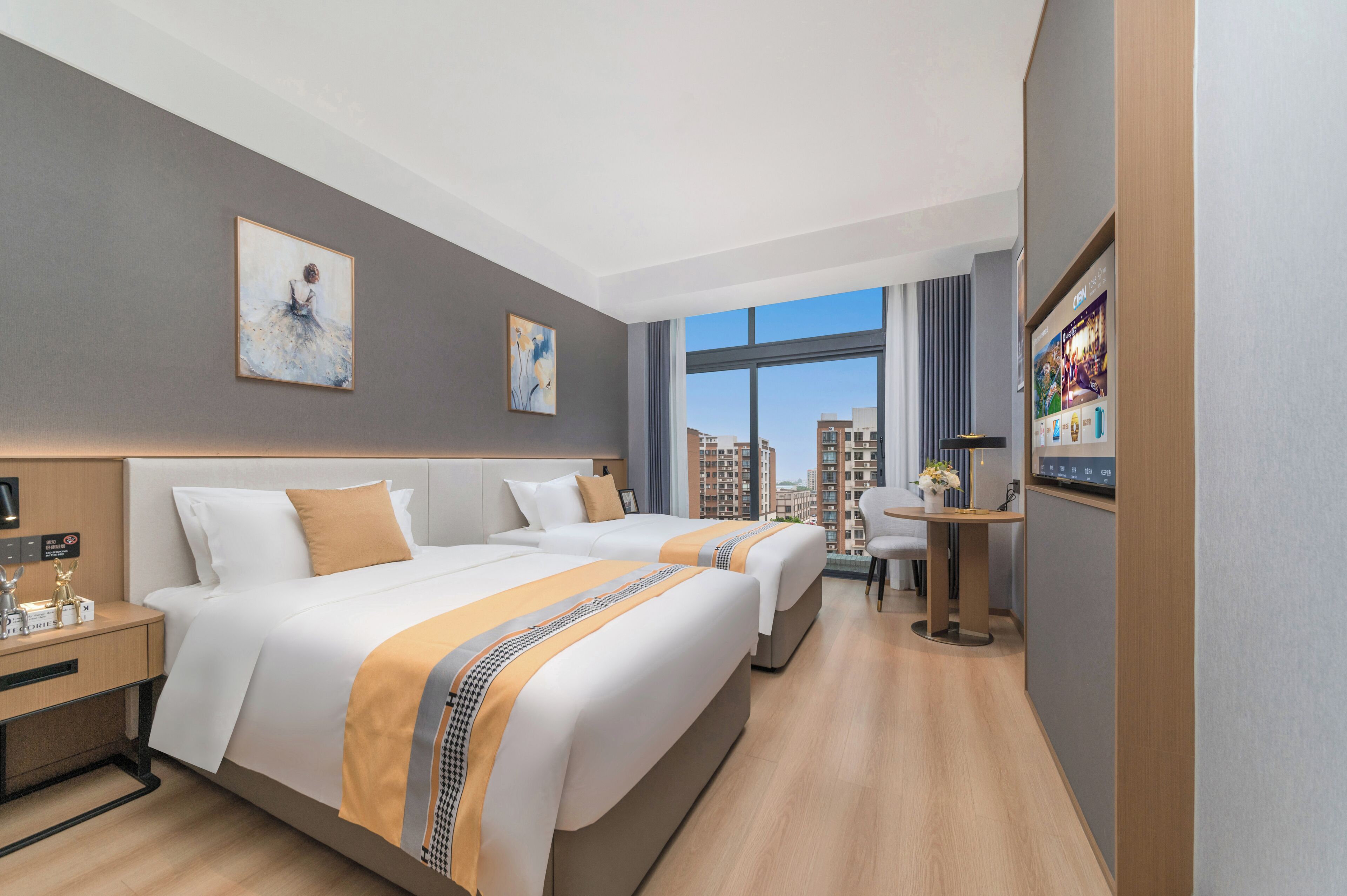 Habitación doble superior, balcón, vista a la ciudad | Cortinas blackout, insonorización y wifi gratis 
