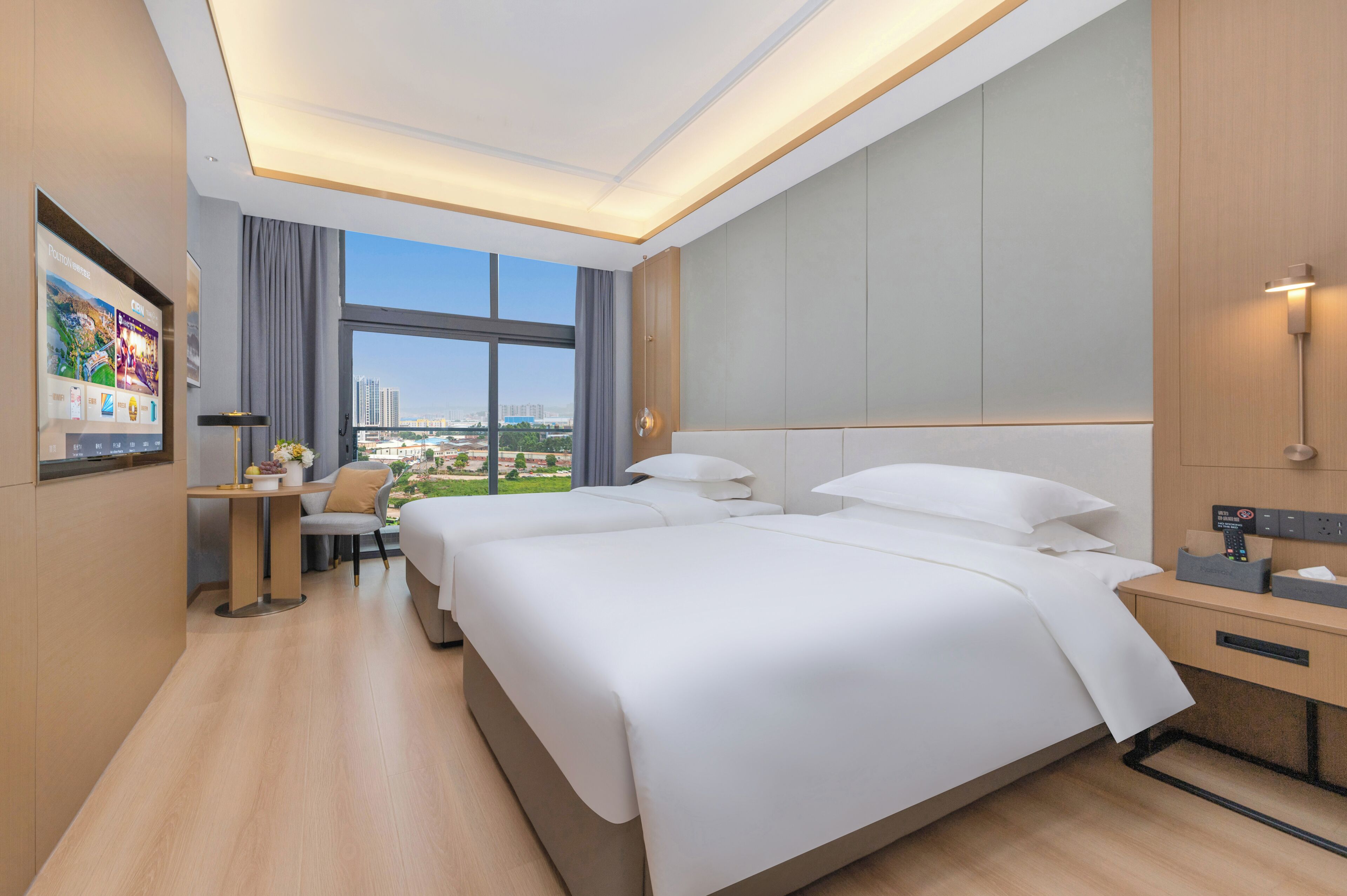 Habitación doble Deluxe, balcón, vista a la ciudad | Cortinas blackout, insonorización y wifi gratis 