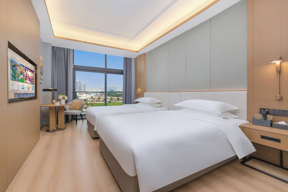 Habitación doble Deluxe, balcón, vista a la ciudad | Cortinas blackout, insonorización y wifi gratis