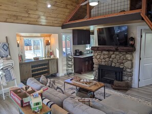 Smart TV, lareira, livros