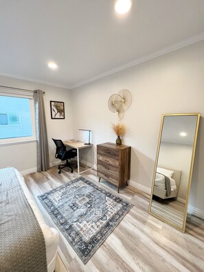 2 habitaciones, escritorio, tabla de planchar con plancha y wifi gratis