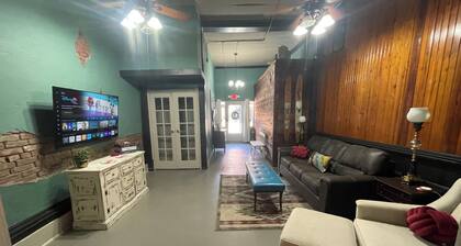 The Cranny at Main Street Suites: 1 bedroom with smart TV in downtown Van Buren