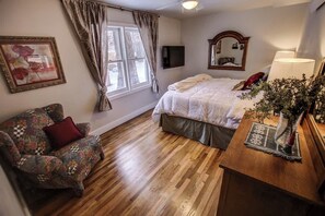 4 bedrooms, iron/ironing board, travel crib, WiFi - FiNLANDIA 3,000 sf 4B 3ba HotTub right in Town! (McCall)