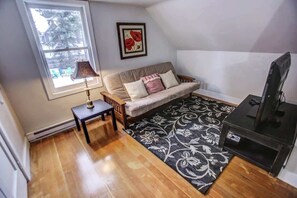 Una televisión, una chimenea, libros, una oficina