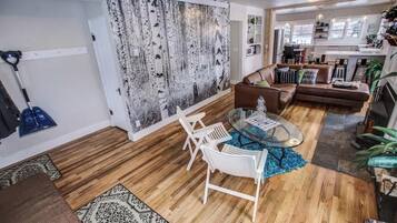 Televisión, chimenea, libros y oficina