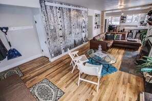 Televisión, chimenea, libros y oficina 