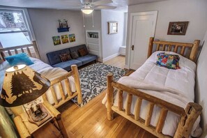 4 slaapkamers, een strijkplank/strijkijzer, reisbedje, wifi