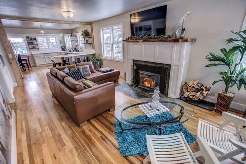 FiNLANDIA 3,000 sf 4B 3ba HotTub right in Town!