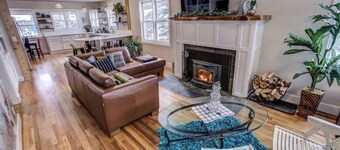 FiNLANDIA 3,000 sf 4B 3ba HotTub right in Town!