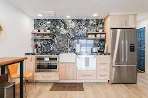 Frigorífico, microondas, horno y placa de cocina