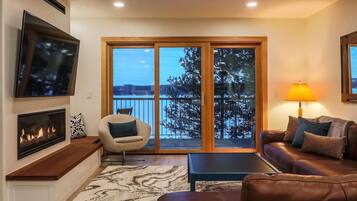 Télévision, cheminée, espaces bureaux